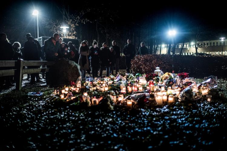 EFTERTANKE. Blomster og tændte lys bliver lagt ved gerningsstedet foran politigården i Albertslund, hvor en politibetjent i går blev skudt. Anthon Unger/POLFOTO