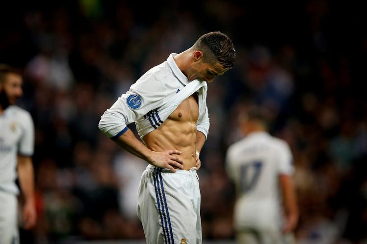 Real Madrids Cristiano Ronaldo skal op mod Leicester, Arsenal, Napoli, Monaco eller Juventus i titelforsvarets næste stadie.   