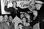 Paul Elvstrøm som 20-årig, hvor han vender hjem fra sit første OL i London i 1948 og modtages af naboerne i Hellerup. Her vandt han sin første OL-guldmedalje i Fireflly ved Torquay.
 