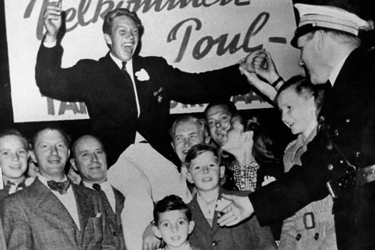 Paul Elvstrøm som 20-årig, hvor han vender hjem fra sit første OL i London i 1948 og modtages af naboerne i Hellerup. Her vandt han sin første OL-guldmedalje i Fireflly ved Torquay.
 
