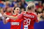 Danmarks Fie Woller og Stine Jørgensen  jubler efter en scoring. Foto: Jens Dresling 