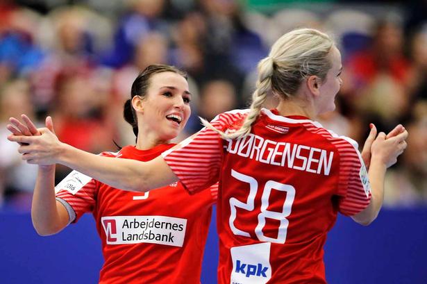 Danmarks Fie Woller og Stine Jørgensen  jubler efter en scoring. Foto: Jens Dresling 