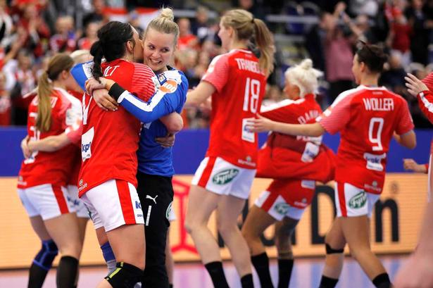 Danmarks Stine Bodholt Nielsen og Sandra Toft jubler efter kampen. Foto: Jens Dresling 