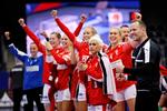 Danmarks Landstræner Klavs Bruun Jørgensen og holdkammeraterne jubler efter Althea Reinhardt har reddet endnu et straffe. Foto: Jens Dresling 