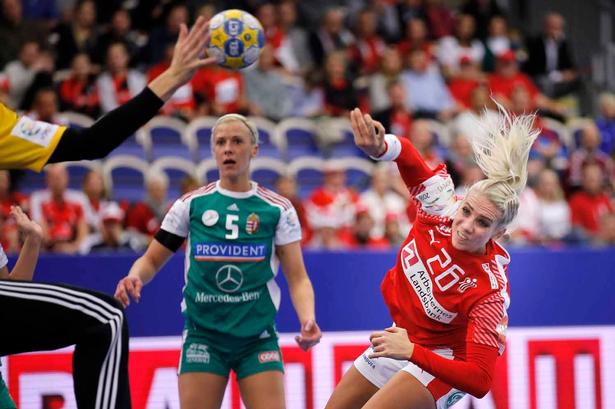 Danmarks Louise Svalastog scorer. Foto: Jens Dresling 