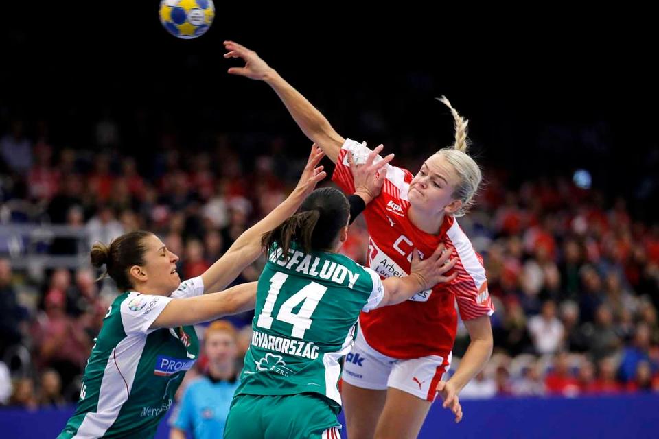 Danmarks Stine Jørgensen  og Ungarns Ungarns Anett Kisfaludy. Foto: Jens Dresling 