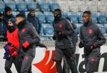 Manchester United-spillerne Juan Mata, Jesse Lingard, Paul Pogba og Timothy Fosu-Mensah træner på Tjernomorets Stadion i Odessa, og temperaturen er lidt lavere, end de er vant til hjemme på Old Trafford. 