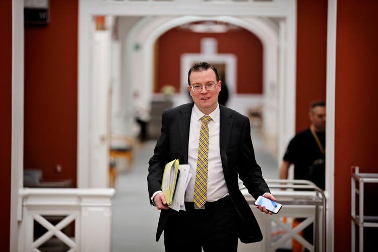 Dansk Folkepartis Kenneth Kristensen Berth mener, man bør affyre varselsskud mod flygtninge. 