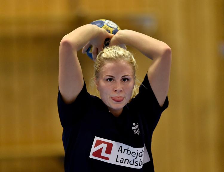 Lotte Grigel skiftes med anfører Stine Jørgensen til at at styre det danske angrebsspil. 