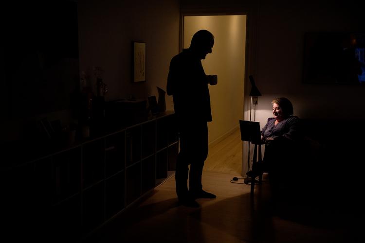 Nu er det Edith, der henter den store indkomst hjem til familien, mens ægtemanden Ole har tid til at tage sig af børnene i de lange ferier og hvis de en sjælden gang bliver syge. Den rollefordeling passer dem begge fortrinligt, men det er ikke normalen.
 