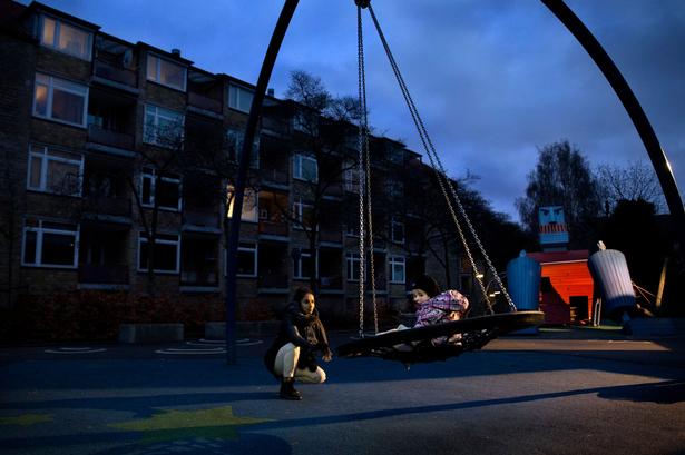Binar Qaderzadeh har boet i Bispeparken i 5 år. Hun er tryg ved at være på legepladsen, med sin datter på 1 år og to måneder, selv efter mørkets frembrud. 