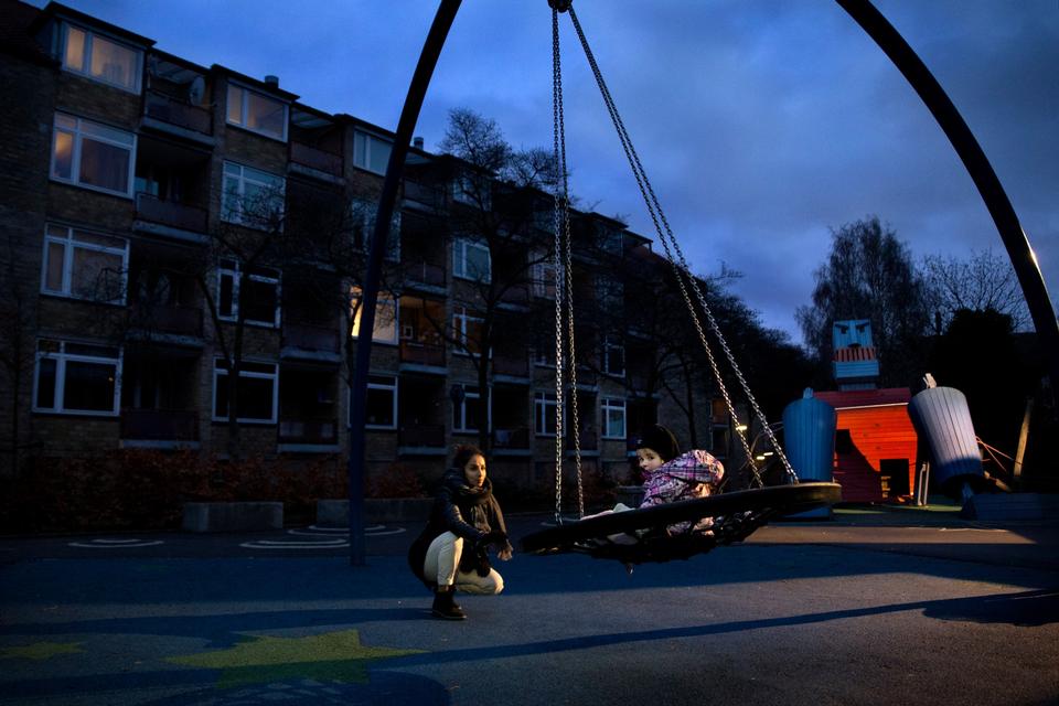 Binar Qaderzadeh har boet i Bispeparken i 5 år. Hun er tryg ved at være på legepladsen, med sin datter på 1 år og to måneder, selv efter mørkets frembrud. 