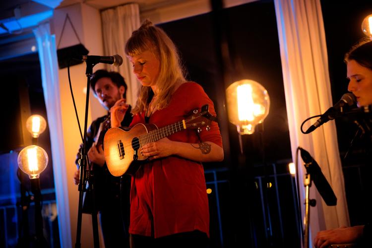 Under Frost-festivalen gav Katinka en intimkoncert på en husbåd. 