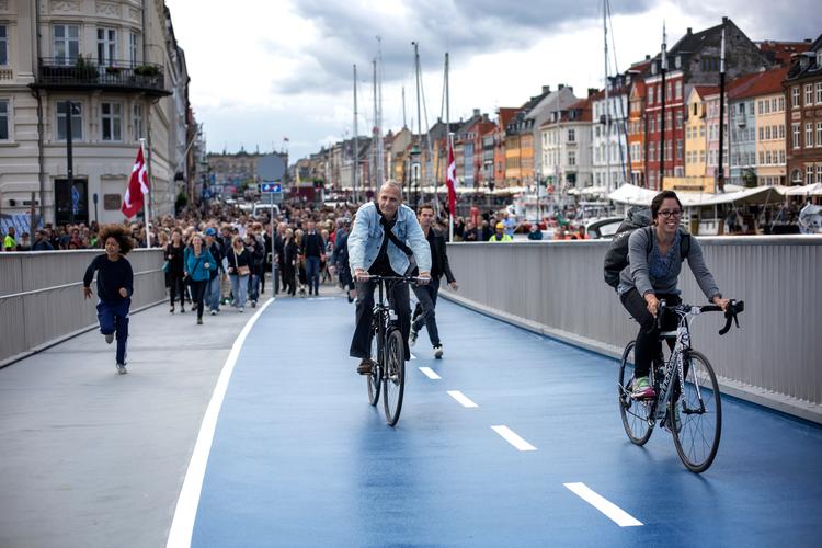 Inderhavnsbroen forbinder Nyhavn med Christianshavn 