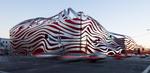 Petersen Automotive Museum fik for nylig en ny facade. Hvis man kniber øjnene sammen, kan man næsten se, at det har noget med biler at gøre  