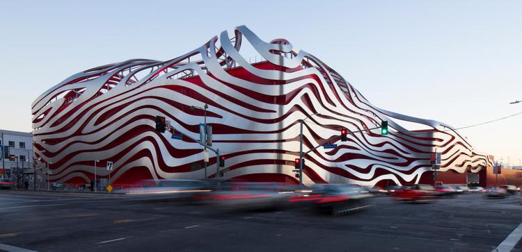 Petersen Automotive Museum fik for nylig en ny facade. Hvis man kniber øjnene sammen, kan man næsten se, at det har noget med biler at gøre  