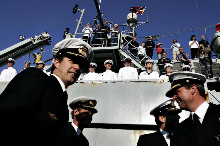 Efter mere end 70.000 kilometers sejlads slutter ’Vædderen’, forklædt som Galathea 3, sin jordomsejling 25. april 2007 på Langelinjekajen i Københavns havn. Med til at fejre hjemkomsten er kronprins Frederik (til venstre) og forskningsminister Helge Sander. 