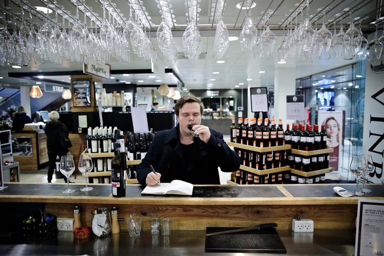 Et glas 'Pingus' koster 500kr. Til gengæld får man så lov at nyde det på en høj stol klemt sammen mellem metronedgangen og kassebåndene i Mad&Vin.  