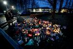 Blomster og lys foran Politigården i Albertslund, hvor en 43-årig politibetjent tirsdag blev skudt ned.  