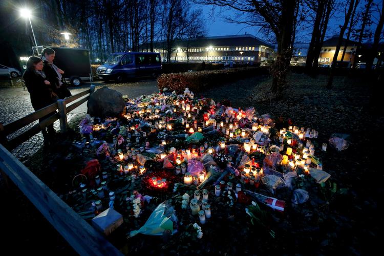 Blomster og lys foran Politigården i Albertslund, hvor en 43-årig politibetjent tirsdag blev skudt ned.  
