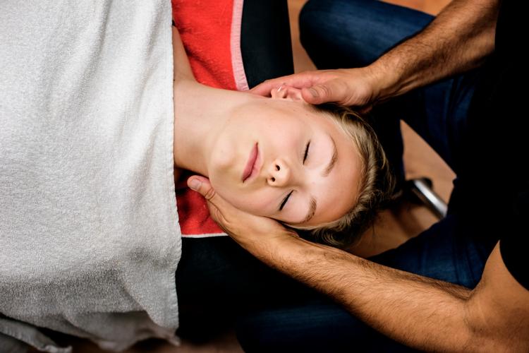 14-årige Naja Borberg er til behandling hos fysioterapeut Per Andersen hos Amagerbro Fysioterapi. Hun laver øvelser hver dag for at strække og styrke musklerne. 