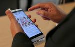 Men en lille og billig datapakke til en smartphone skal man tænke sig grundigt om, inden man surfer løs.  