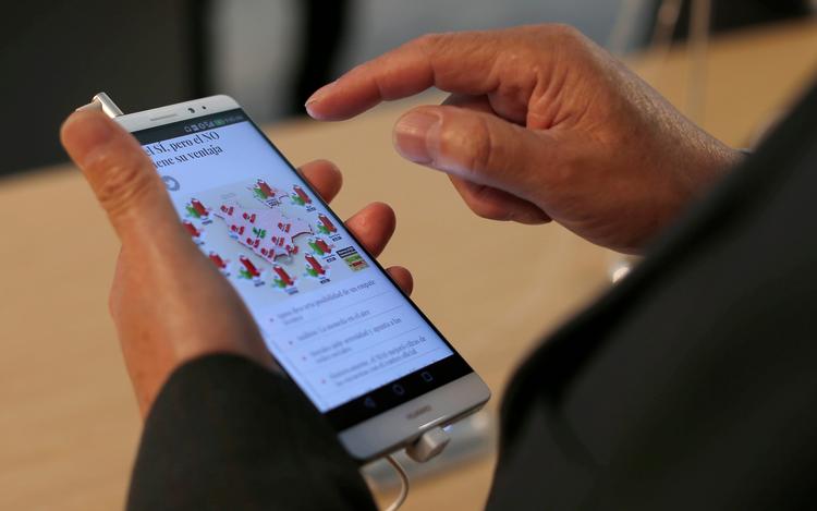 Men en lille og billig datapakke til en smartphone skal man tænke sig grundigt om, inden man surfer løs.  