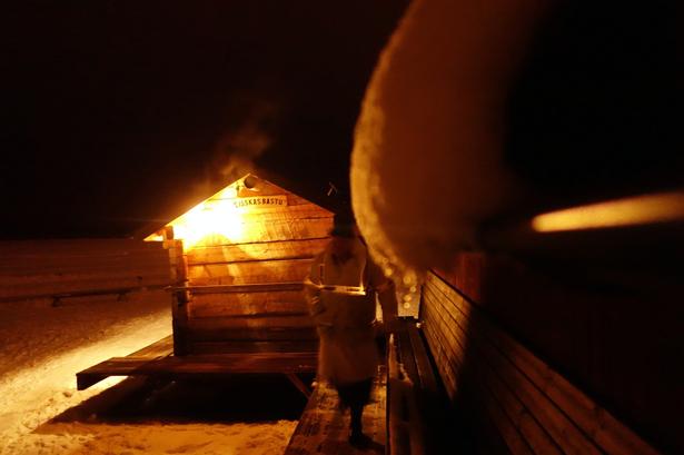 Inden Thomas Dolk igen kan liste ud til bilen, kun iført hvid badekåbe og naturpels. 