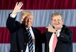 Donald Trump er på turne rundt i USA for at sige tak til dem, der stemte på ham. Her ses han i går i Louisiana med senatskandidat John Kennedy. 