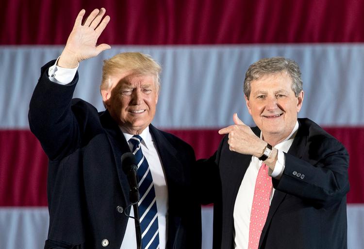 Donald Trump er på turne rundt i USA for at sige tak til dem, der stemte på ham. Her ses han i går i Louisiana med senatskandidat John Kennedy. 