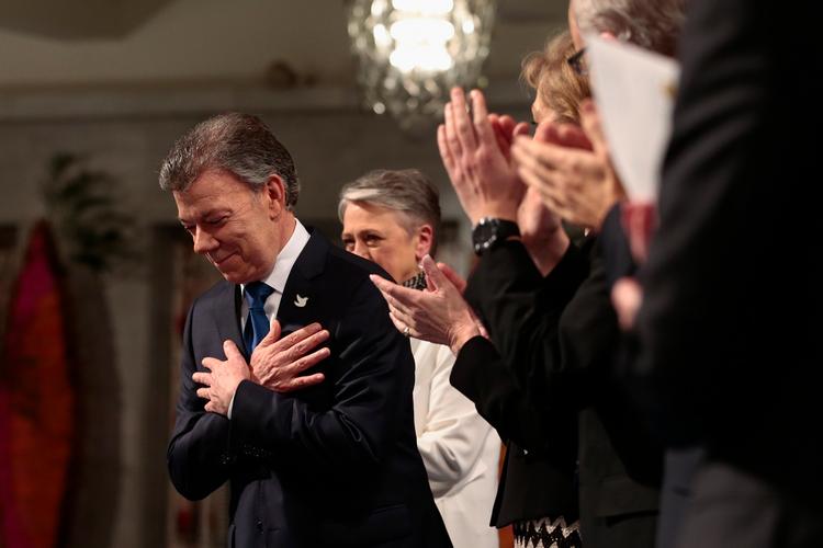 Colombias præsident, Juan Manuel Santos, var dybt bevæget, da han i dag modtog Nobels fredspris.  