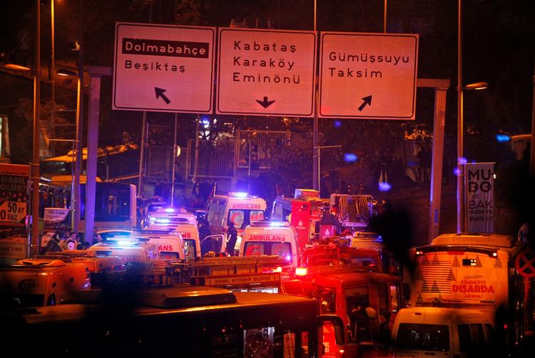 Ambulancer på vej mod storklubben Besiktas' fodboldstadion.  