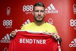 7. september præsenterede Nicklas Bendtner sin Nottingham Forest-trøje. Nu trækker han i Rosenborgs. 