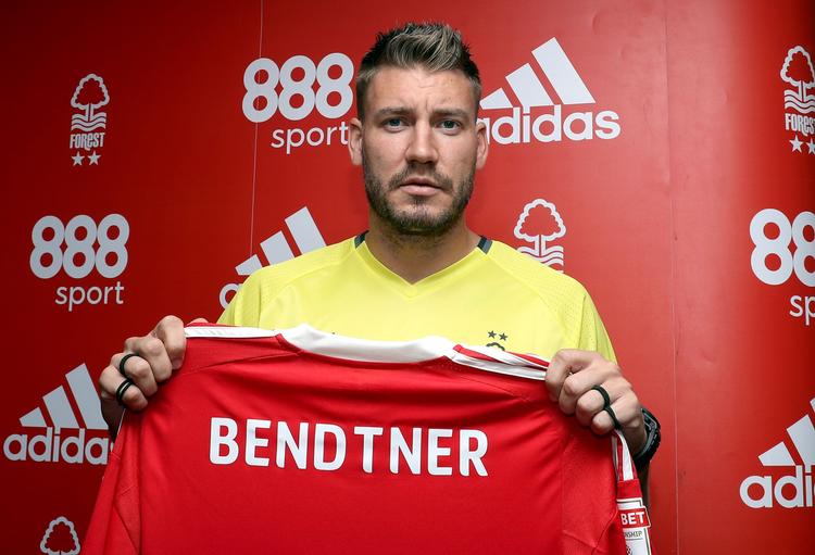 7. september præsenterede Nicklas Bendtner sin Nottingham Forest-trøje. Nu trækker han i Rosenborgs. 