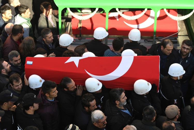 Kister med bombeofre blev søndag båret igennem Istanbuls gader.  Foto: AP (arkiv)  