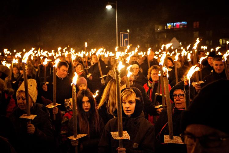 Fakkeltog for dræbt betjent