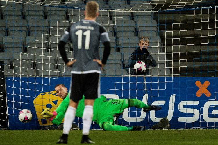 Da Robin Olsen kastede sig til højre og reddede Martin Spelmanns straffespark, sørgede han også for, at FC København går på vinterferie med et forspring til Brøndby på 11 point. 