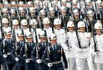 Taiwanesisk militær gør honor under en parade. Hvis forholdet mellem USA og Kina bliver forværret, lurer risikoen for en militær konfrontation. 
