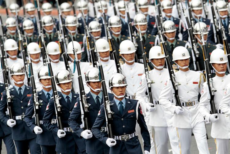 Taiwanesisk militær gør honor under en parade. Hvis forholdet mellem USA og Kina bliver forværret, lurer risikoen for en militær konfrontation. 