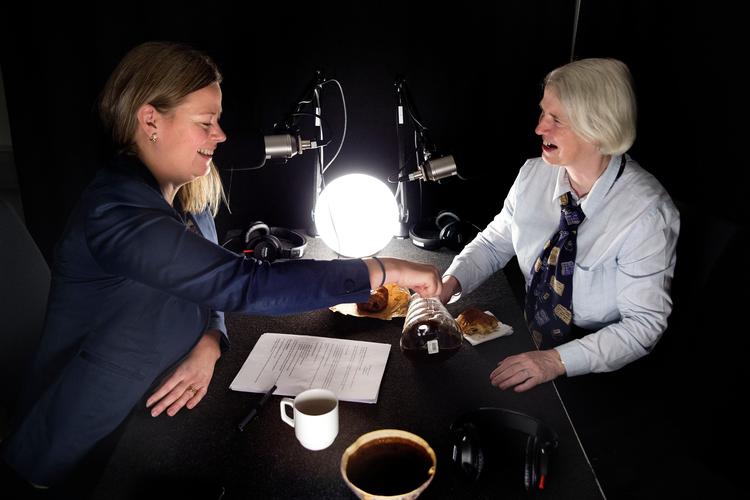 Politikens Amalie Kestler skænker kaffe i studiet til sin første gæst i 'Kestlers Kaffeklub', tidligere finansminister Pia Gjellerup (lys skjorte), som i dag er leder af Center for Offentlig Innovation. Foto: Finn Frandsen  