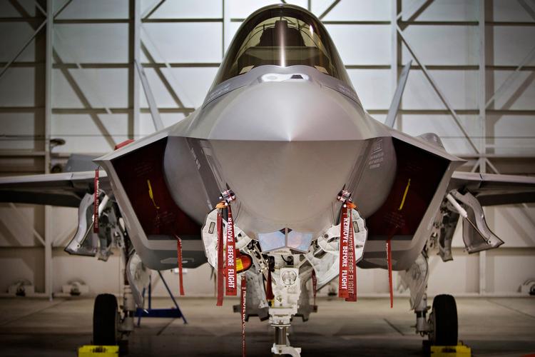 Måske vil mere primitive og billigere kampfly betyde nye nedskæringer i antallet af de avancerede F-35 fly til det amerikanske forsvar.
 