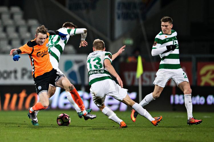I løbet af de første 6 minutter brændte Rasmus Jönsson (i orange) to store chancer. 