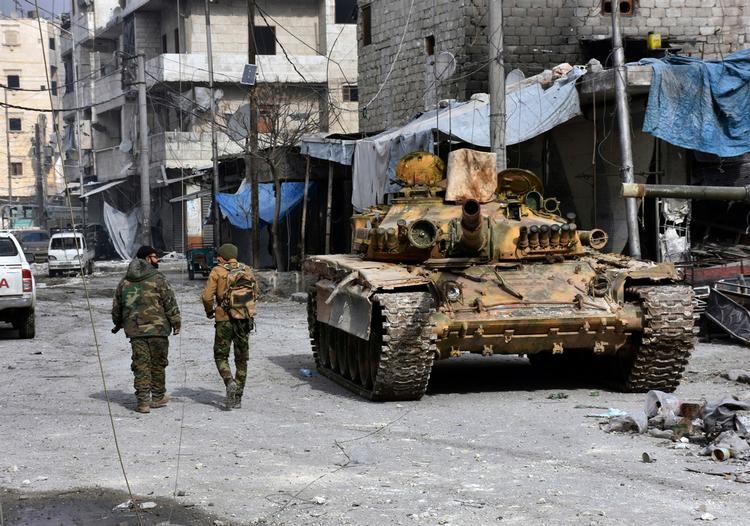 Syriske soldater fotograferet i det østlige Aleppo, som hidtil har været under oprørernes kontrol.  