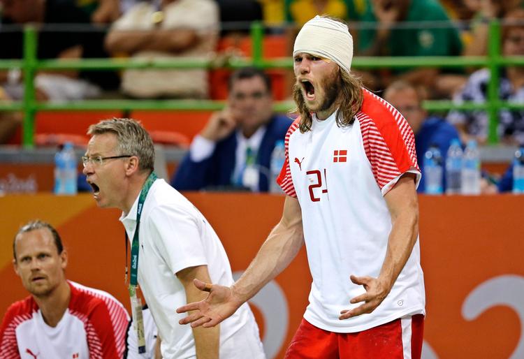 Da det gik hårdt for sig i Rio de Janeiro. Turban-Mikkel giver den gas sammen med daværende landstræner Gudmundur Gudmundsson. 