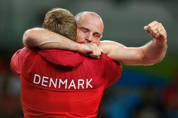 Ja! Bryderen Mark O. Madsen vinder sin semifinale. 