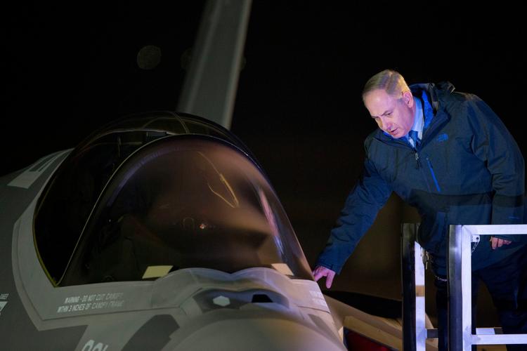 Israels ministerpræsident  Benjamin Netanyahu modtog i går to F-35 kampfly under stor festivitas. Festen måtte dog udsættes i seks timer, fordi flyene ikke kunne lette.  Foto: Ariel Schalit/AP 