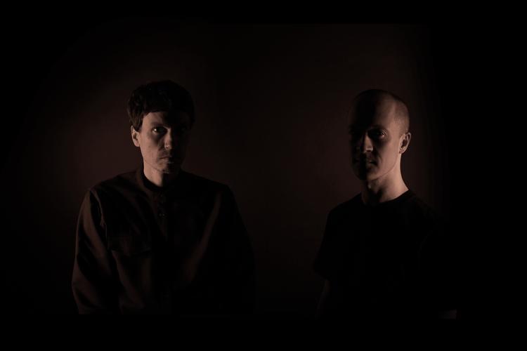 Duoen 'Den Sorte Skole' har skræddersyet et show til Roskilde Festivals Orange Scene.  