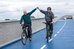 Teknik- og miljøborgmester Morten Kabell (tv) med sin forgænger i embedet, den nuværende direktør for Cyklistforbundet Klaus Bondam indviede den nye Inderhavnsbro tidligere i år. 