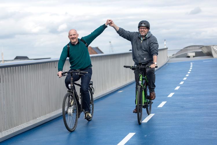 Teknik- og miljøborgmester Morten Kabell (tv) med sin forgænger i embedet, den nuværende direktør for Cyklistforbundet Klaus Bondam indviede den nye Inderhavnsbro tidligere i år. 