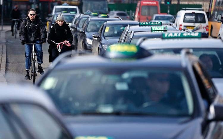 Regeringen vil liberalisere taxiloven. Her er flere hundrede københavnske taxachauffører fotograferet til den demonstration mod taxatjenesten Uber foran Christiansborg tilbage i marts. 